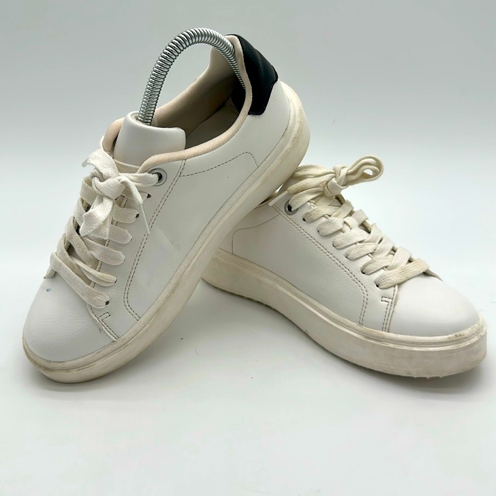 Steve Madden Charlie Size 8.5 White and Black Sneakers with Textured Leather